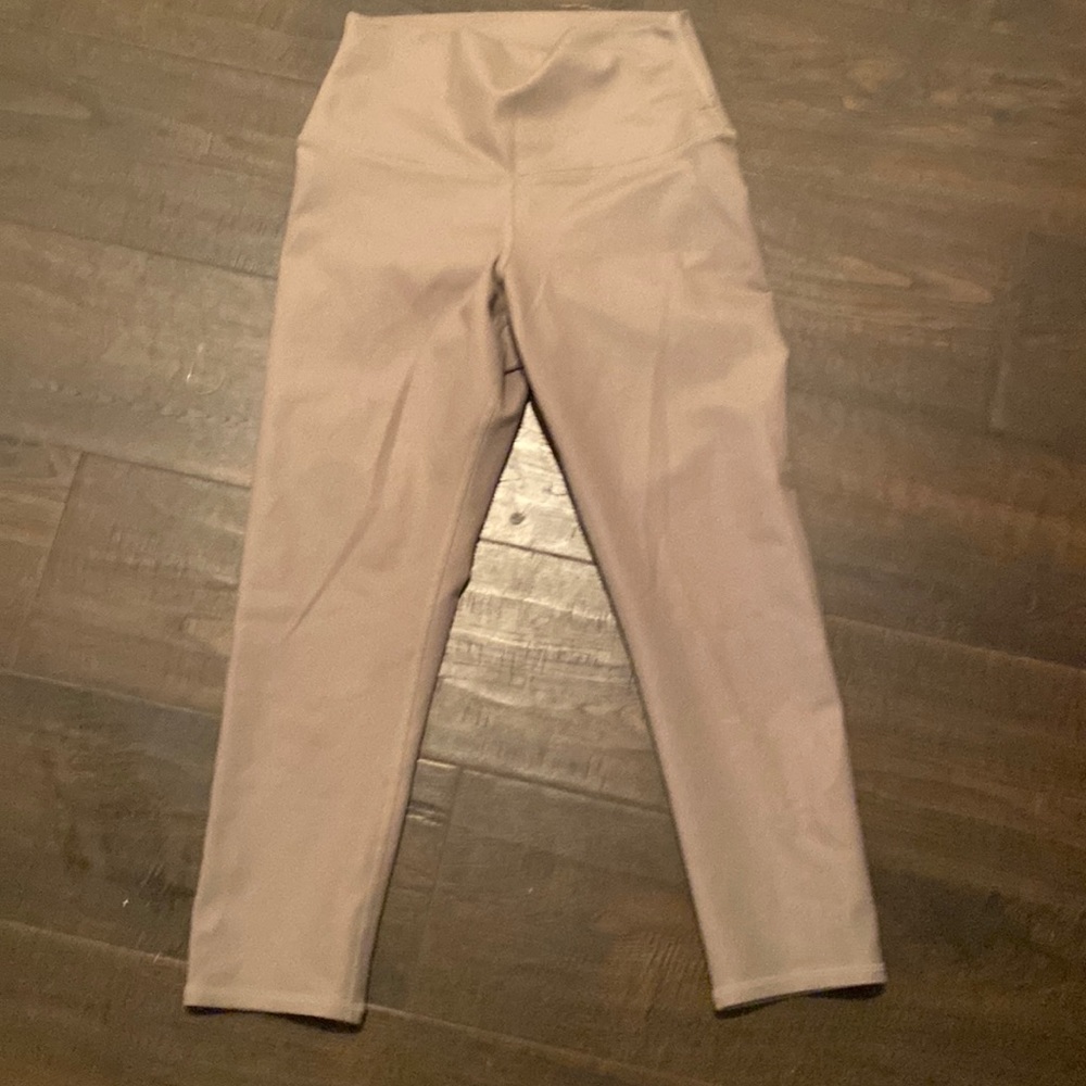 ALO Yoga High-Waist Cropped Leggings in Light Mauve